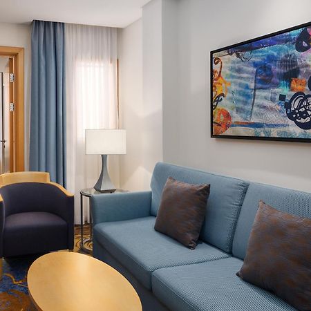 โรงแรมเชอราตัน มักกะฮ์ จาบาล อัล กาบา Mecca ภายนอก รูปภาพ A living room in a suite at the Hilton San Francisco Airport