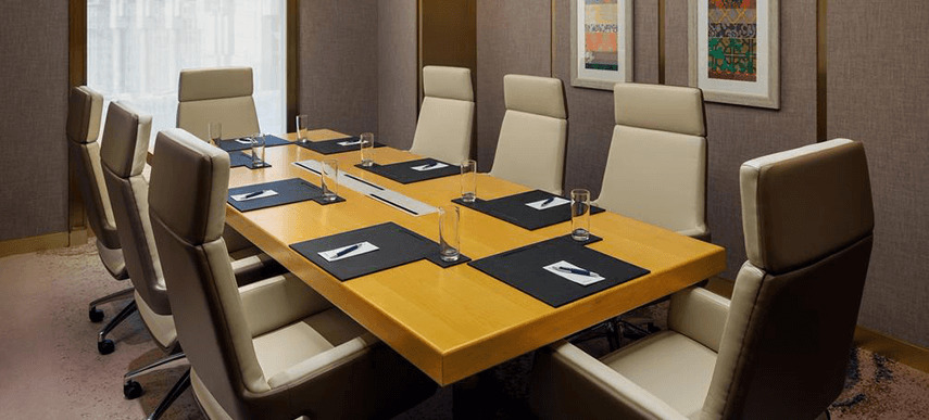 โรงแรมเชอราตัน มักกะฮ์ จาบาล อัล กาบา Mecca ภายนอก รูปภาพ A boardroom table